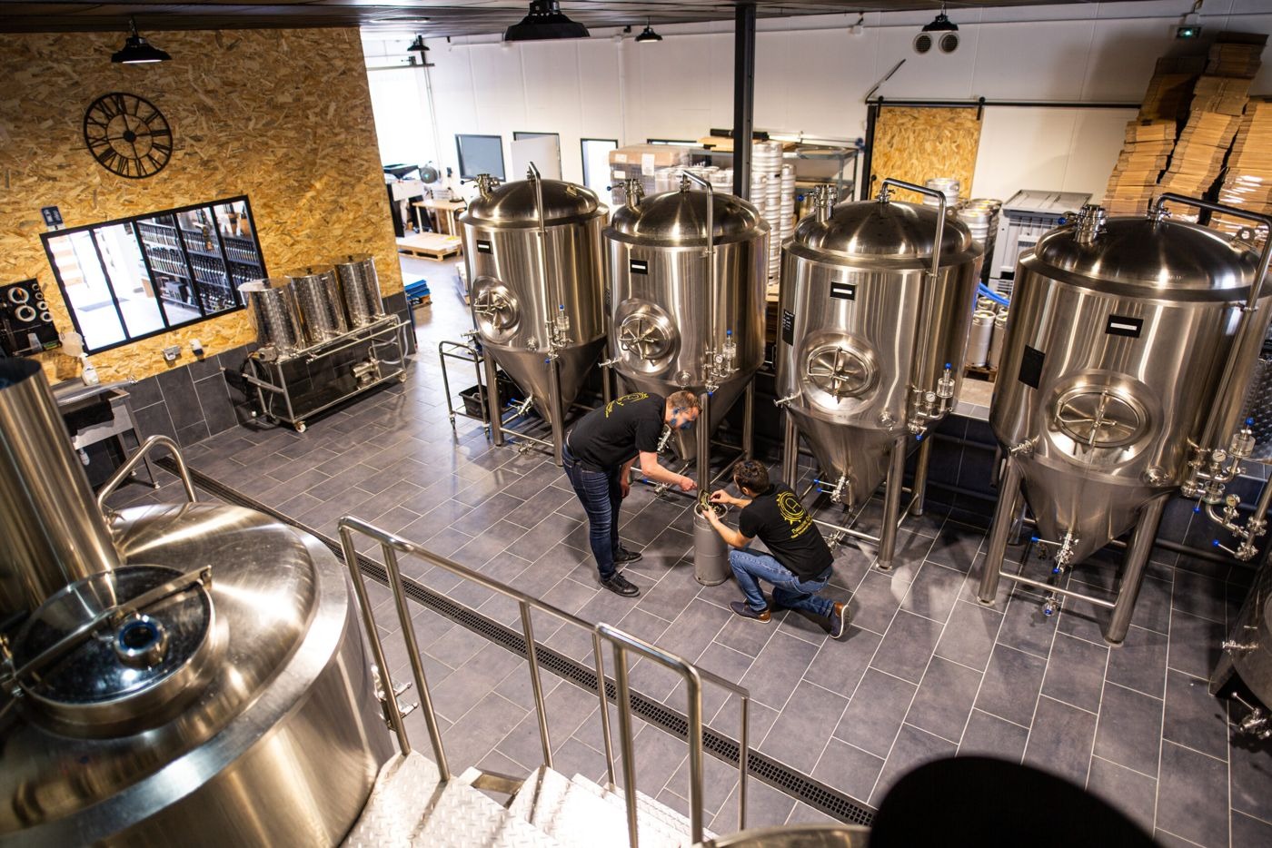 Les cuves de fermentation de la brasserie, vues d'en haut