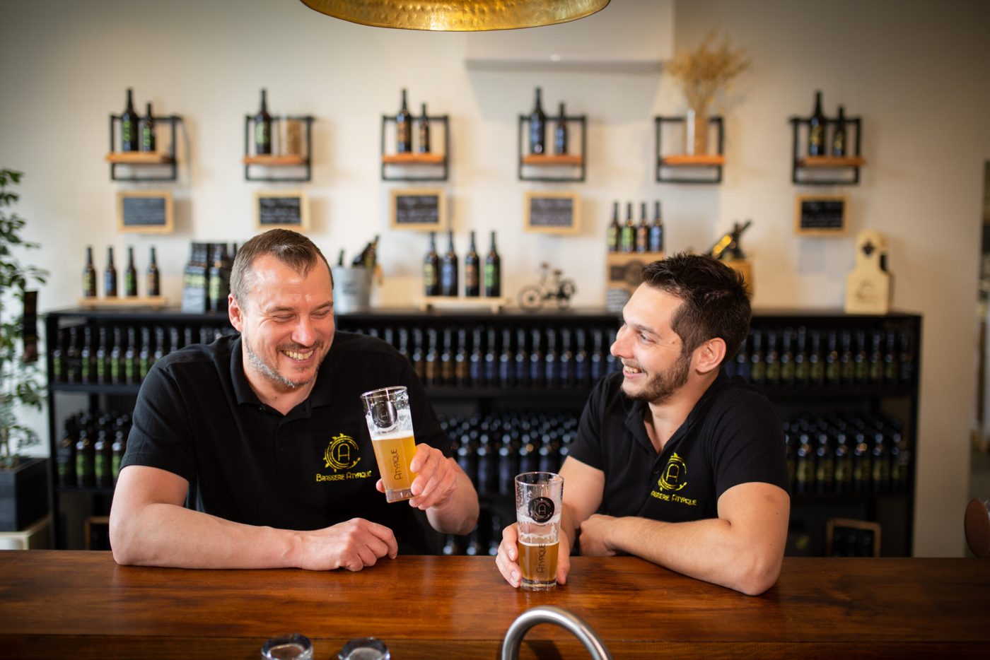 Florent et Jules, les deux brasseurs, au comptoir de la boutique de la Brasserie Atypique