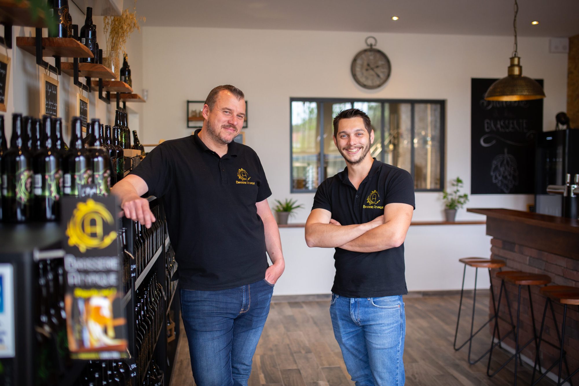 Florent et Jules, les deux brasseurs, dans la boutique de la Brasserie Atypique à Lure